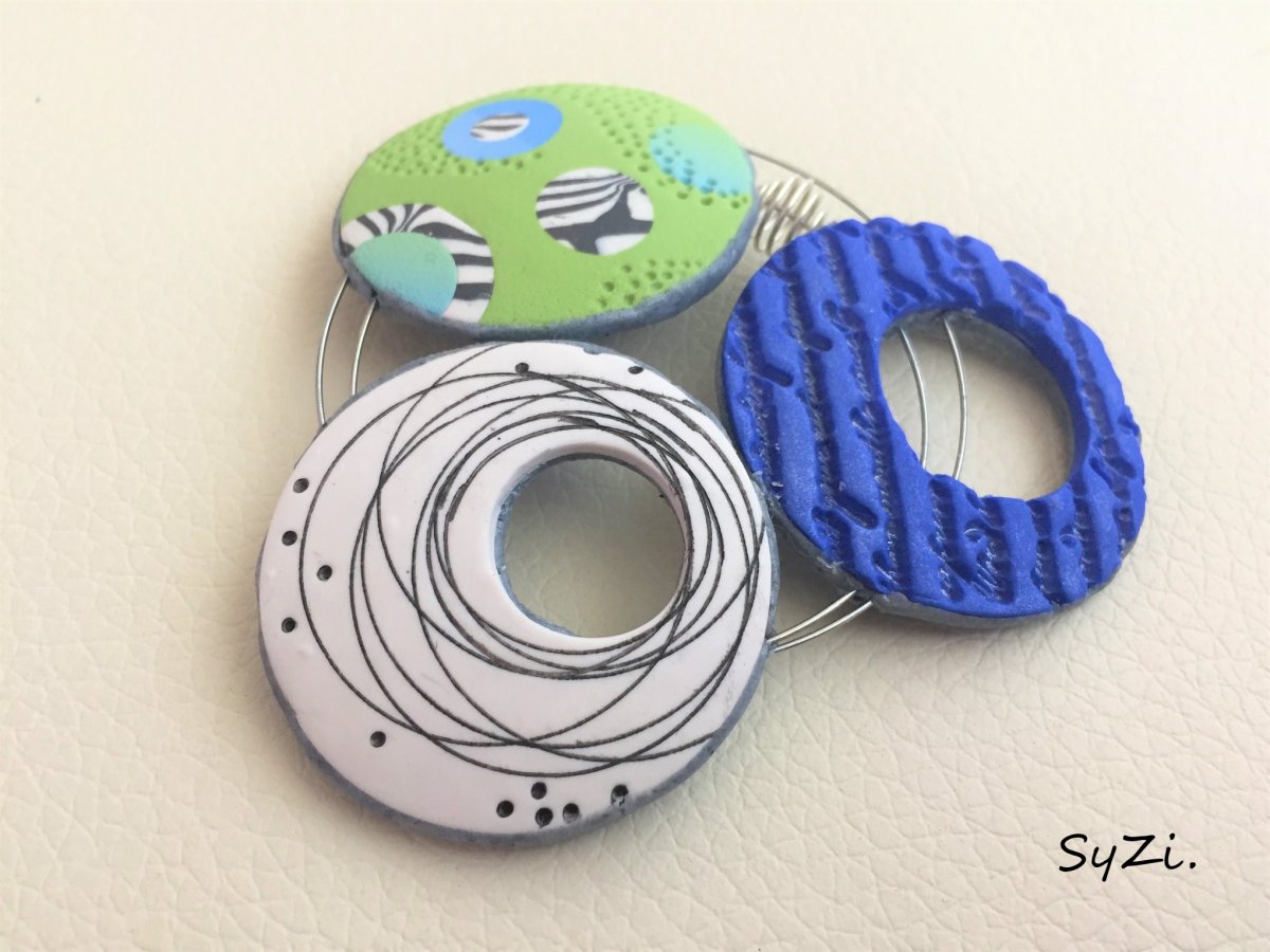 Brož v modrých a zelených tónech