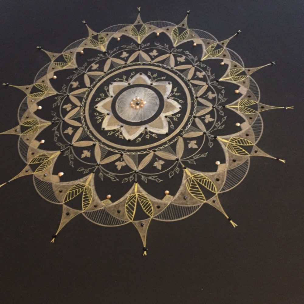 Černozlatá mandala.