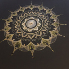 Černozlatá mandala.