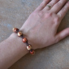 Náramek macramé/shamballa z dřevěných korálků