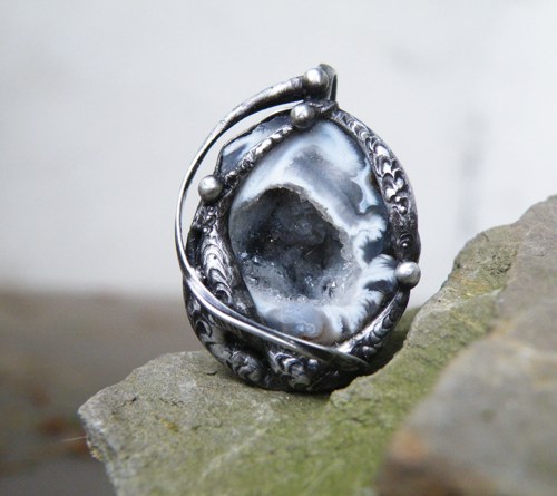 Pod povrchem...(peříčkový achát) 