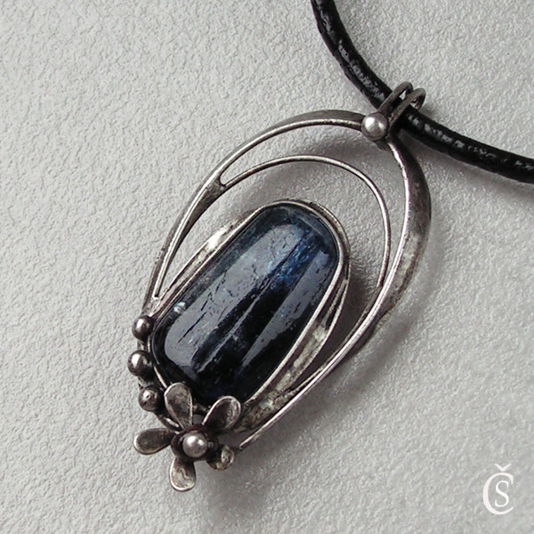 Kyanitová květinka s Granátkem