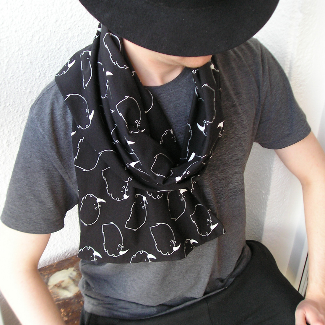 Nosorožci, šála úplet