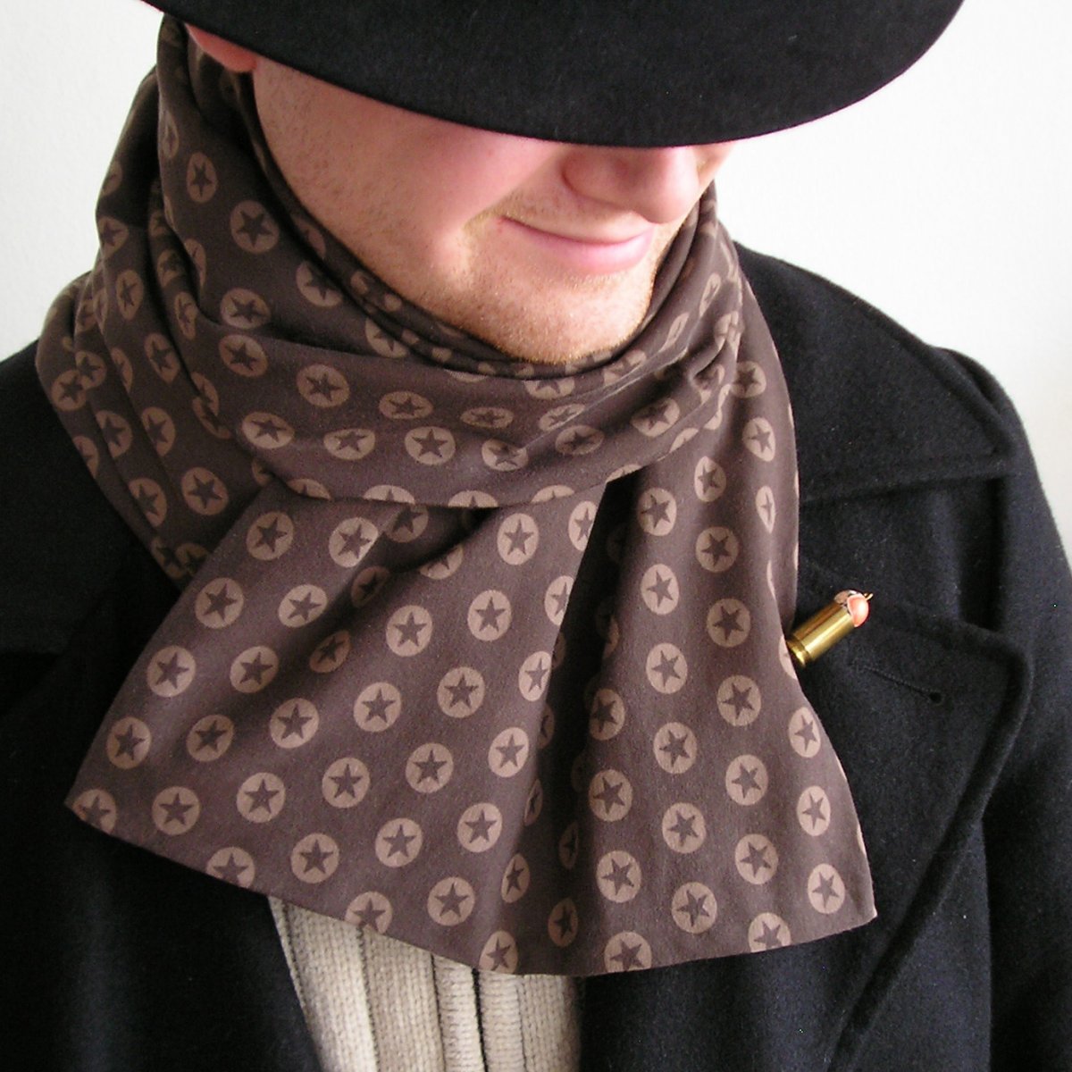 Úpletová hnědá šála s hvězdičkami