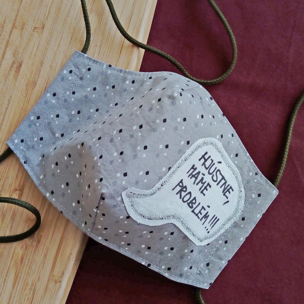 Pánská rouška vzorovaná s nápisem Hjústne