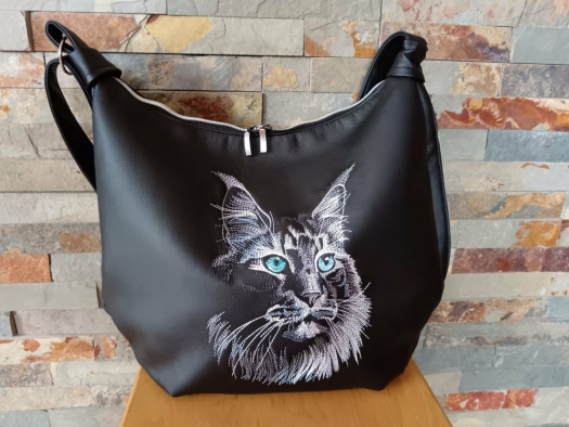 Vyšívaná Anabell - Mainská mývalí kočka