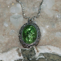Zářivě zelený náhrdelník ve starostříbře nebo bronzu