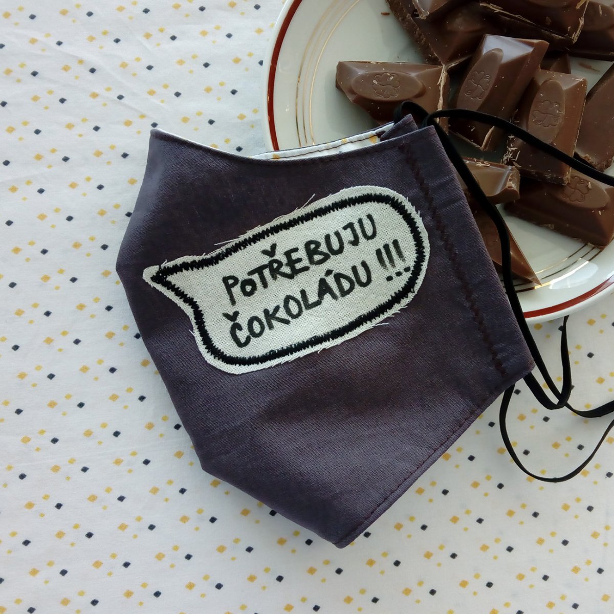 Šedá rouška s nápisem Potřebuju čokoládu!