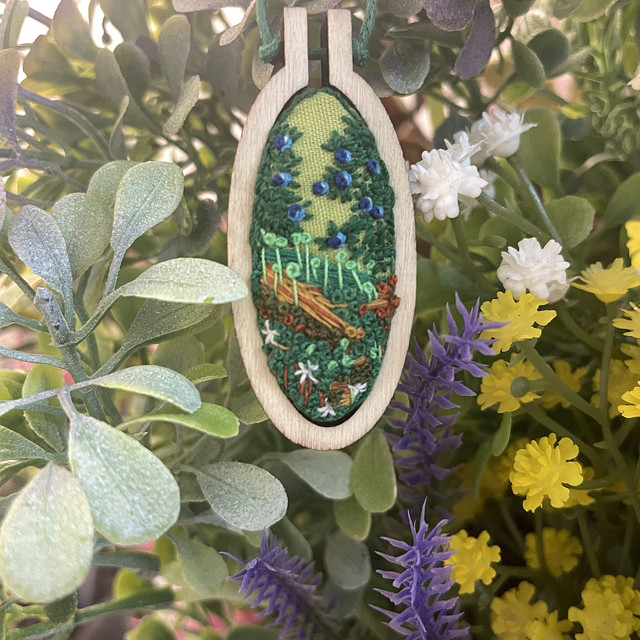 Vyšívaný přívěsek Les