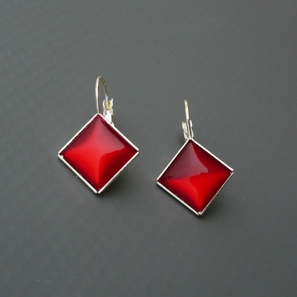 Červené čtverce - uzavíratelné náušnice