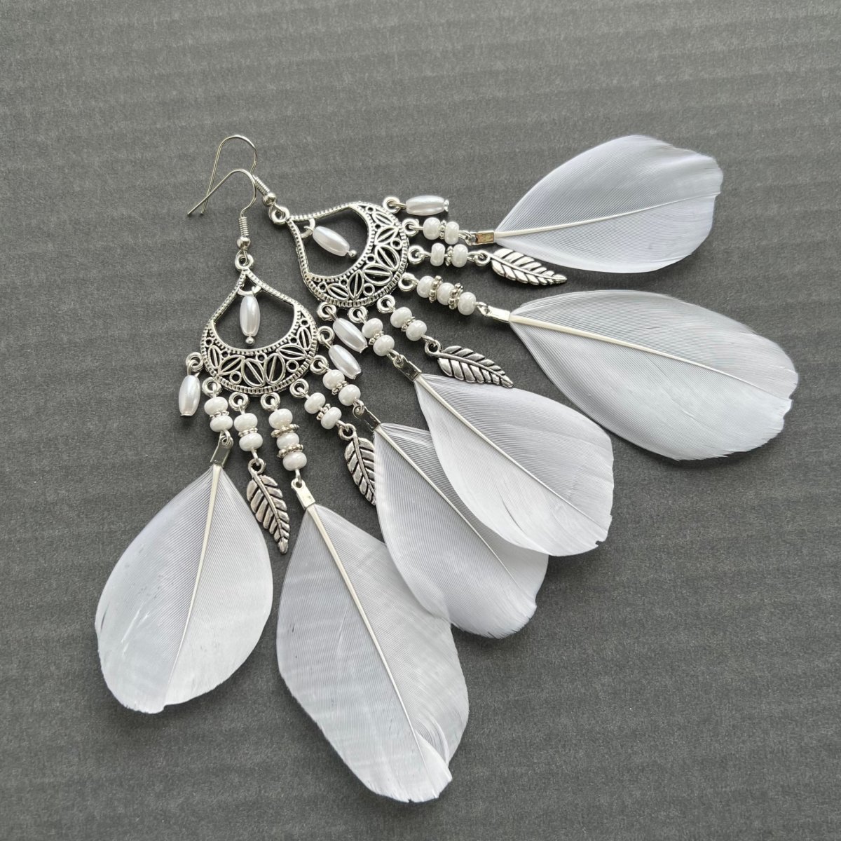 Peříčkové bílé náušnice