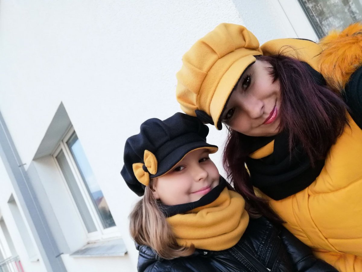 čepice,bekovka dětská,  černá  hořčicová+ mašle