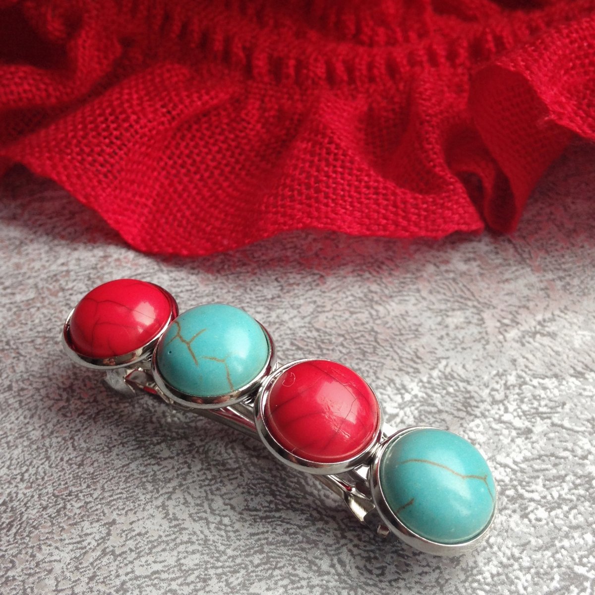 Červeno-tyrkysová spona