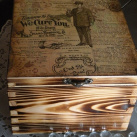 Vysoká krabice krása dřeva vintage s anglickými novinami pánská