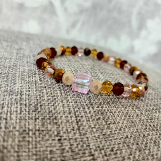 Náramek broušené korálky s kostkou