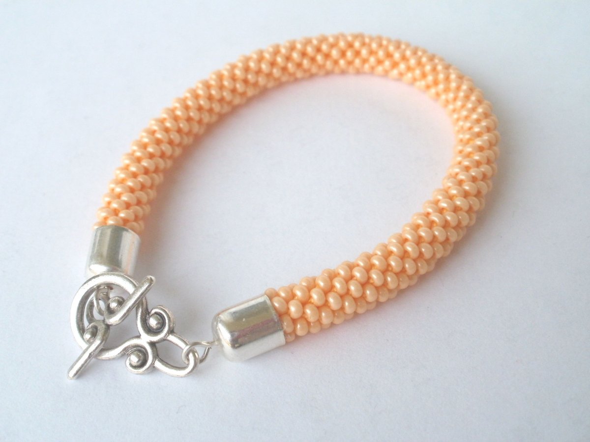 Háčkovaný náramek meruňka