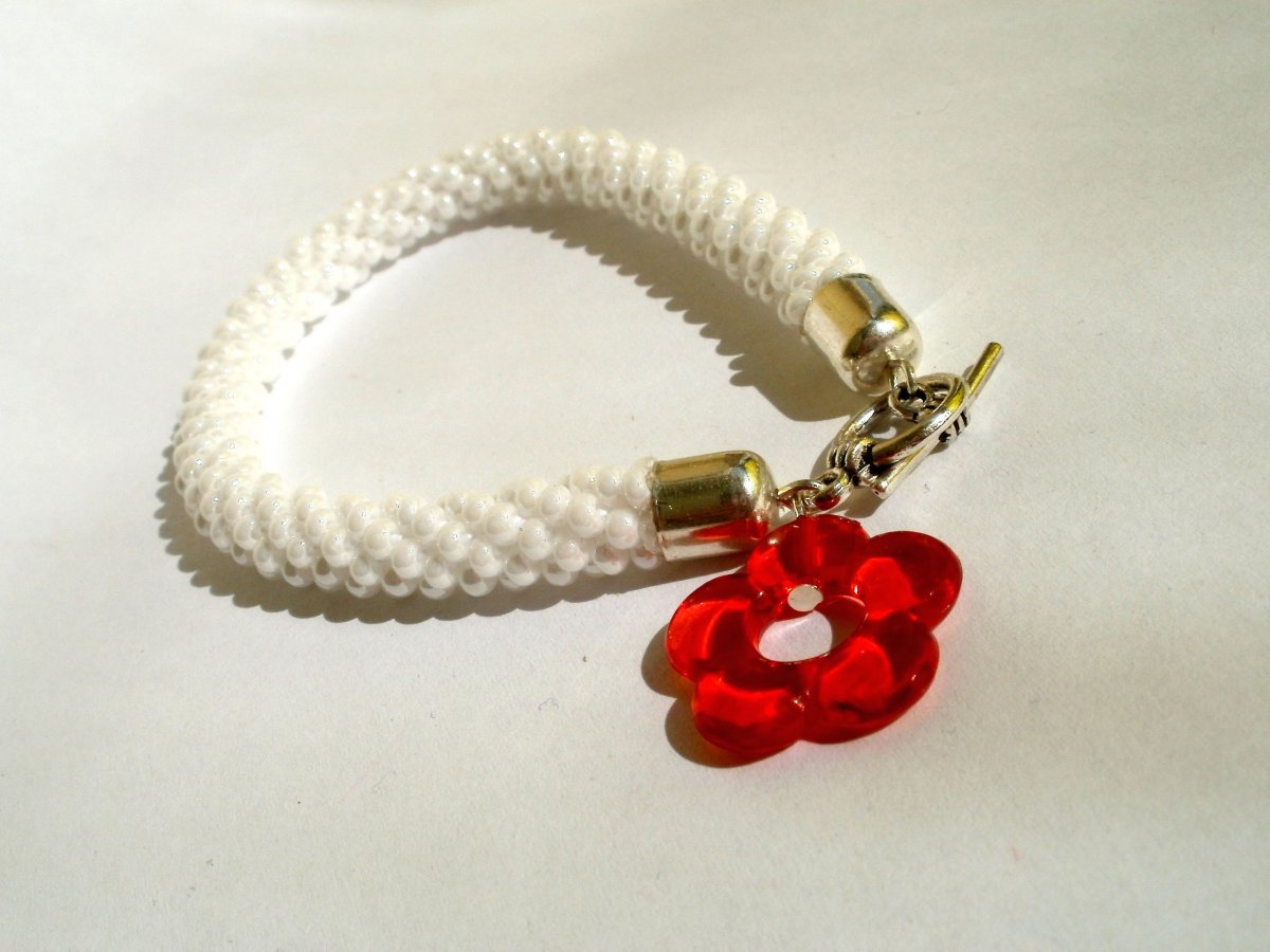 Háčkovaný náramek s kytičkou