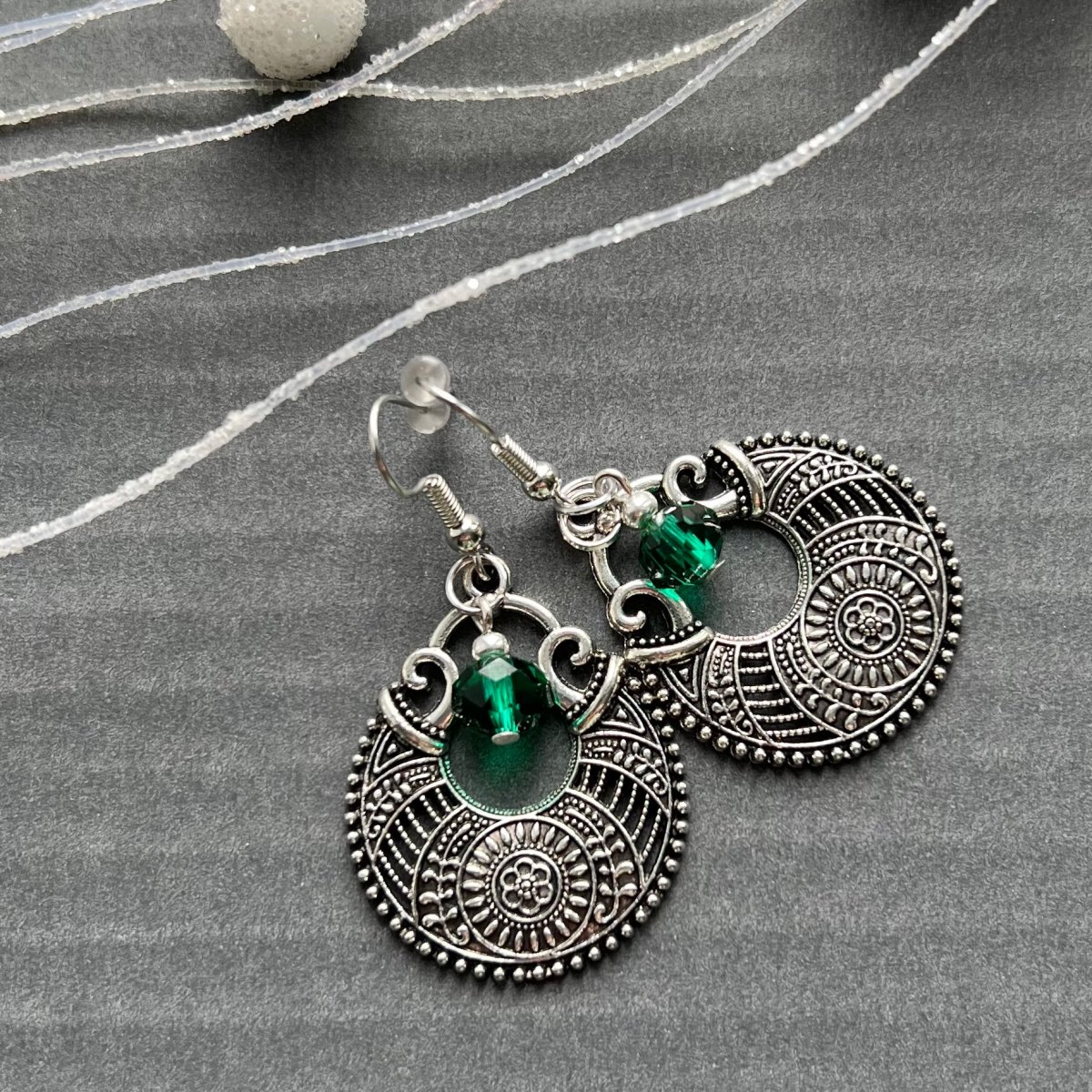 Filigránové kruhy se smaragdovou rondelkou