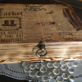 Velká krabice krása dřeva vintage s anglickými novinami pánská