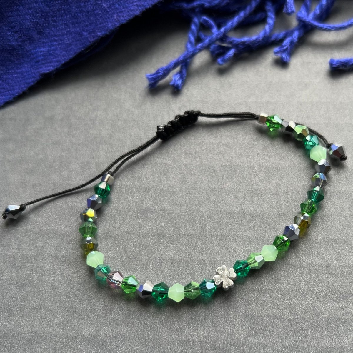 Lesní náramek šňůrkový