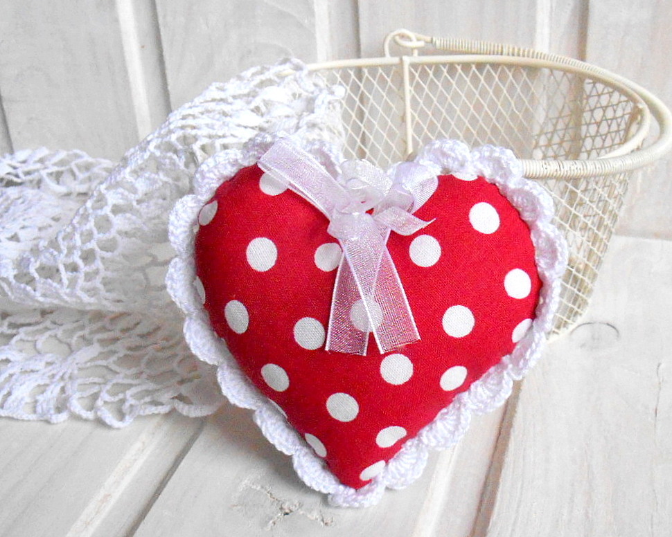 Puntíky na levandulovém srdíčku