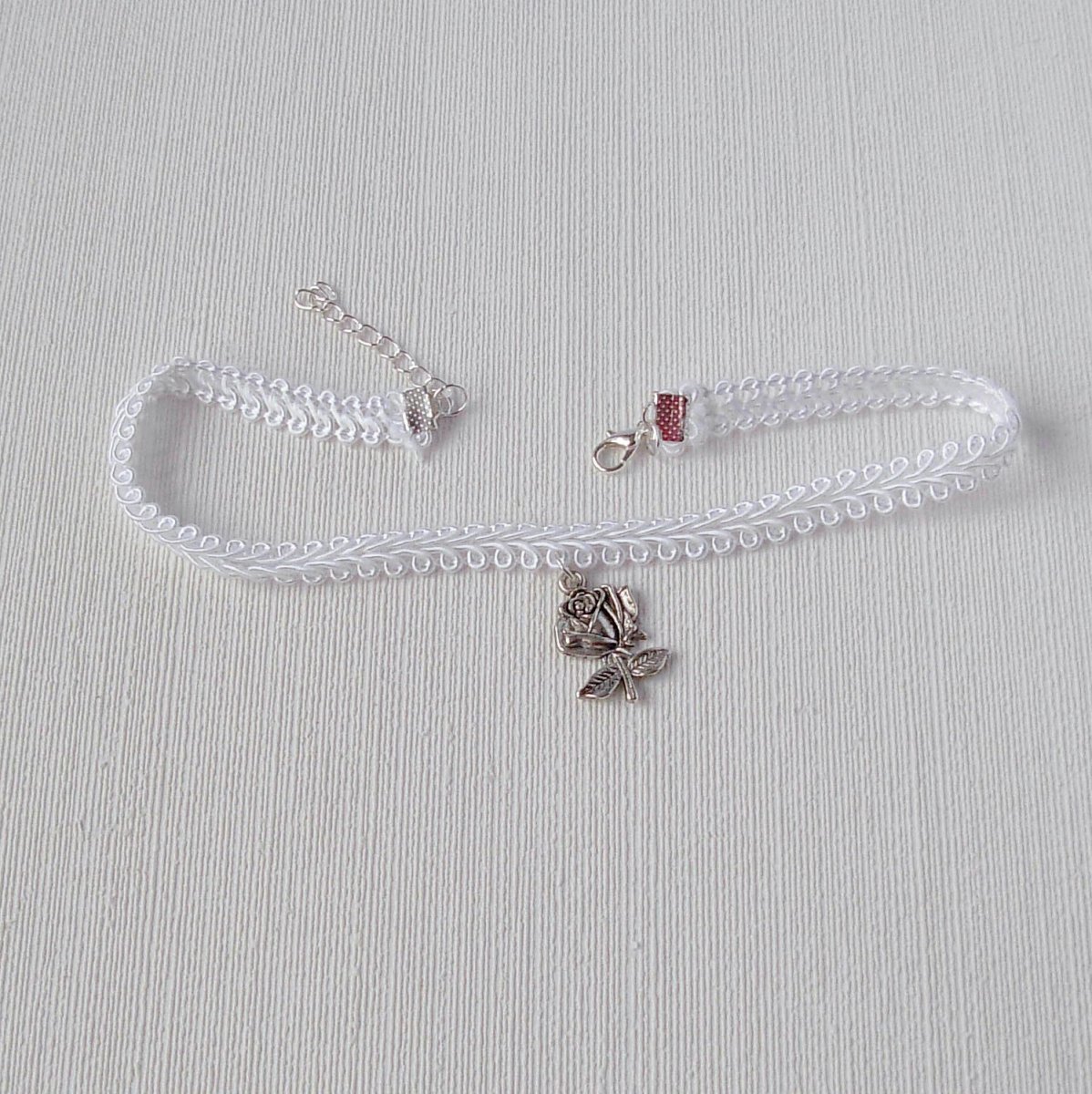 aiv0784	Ozdobný obojek na krk s růží 