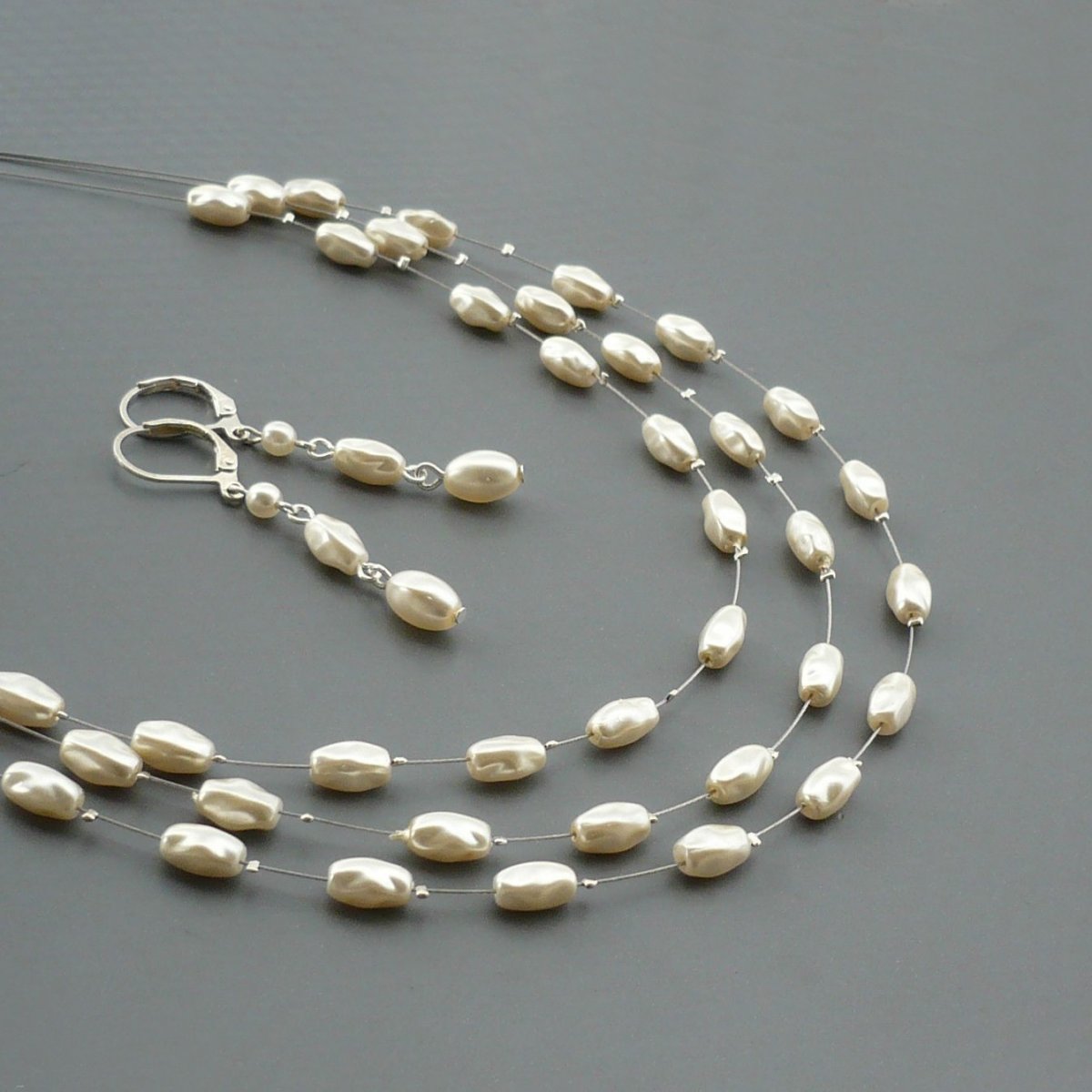 Smetanová perličková rýže - třířadý náhrdelník 