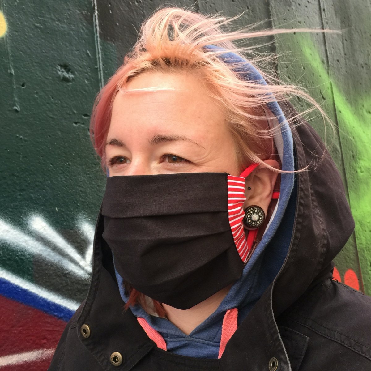 Rouška skládaná černo-červená