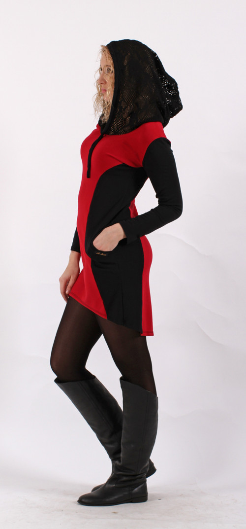 Černé šaty s červenou vsadkou a krajkovou kapucí 