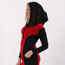 Černé šaty s červenou vsadkou a krajkovou kapucí 