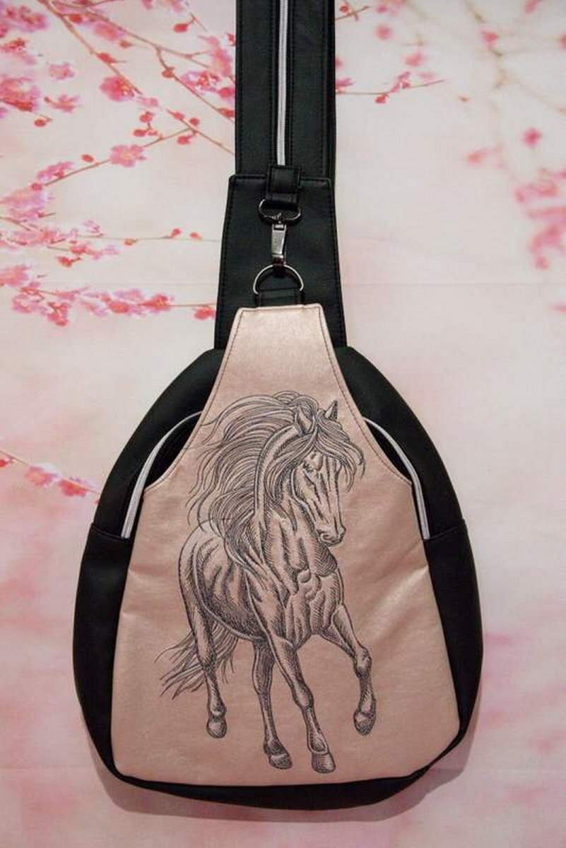 Batoh Arnošt - Kůň na růžové