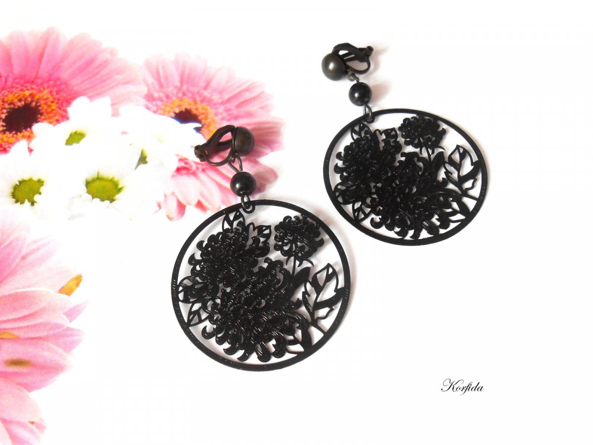 Náušnice černé kytičkové klipsy