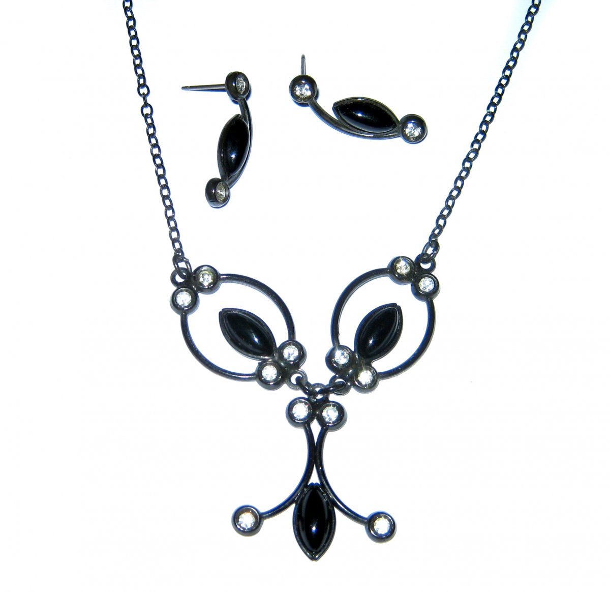 Souprava ... Černý náhrdelník s puzetami.