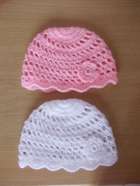 Háčkované dírkované čepičky 2ks.