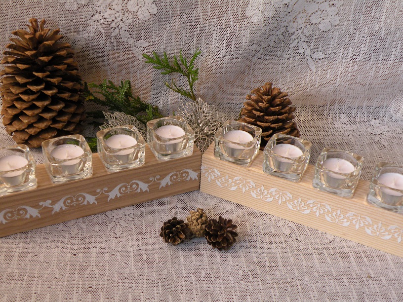 Originální dřevěný svícen se sklem a reliéfy