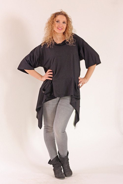 Černé volné triko s cípy- volný stojáček