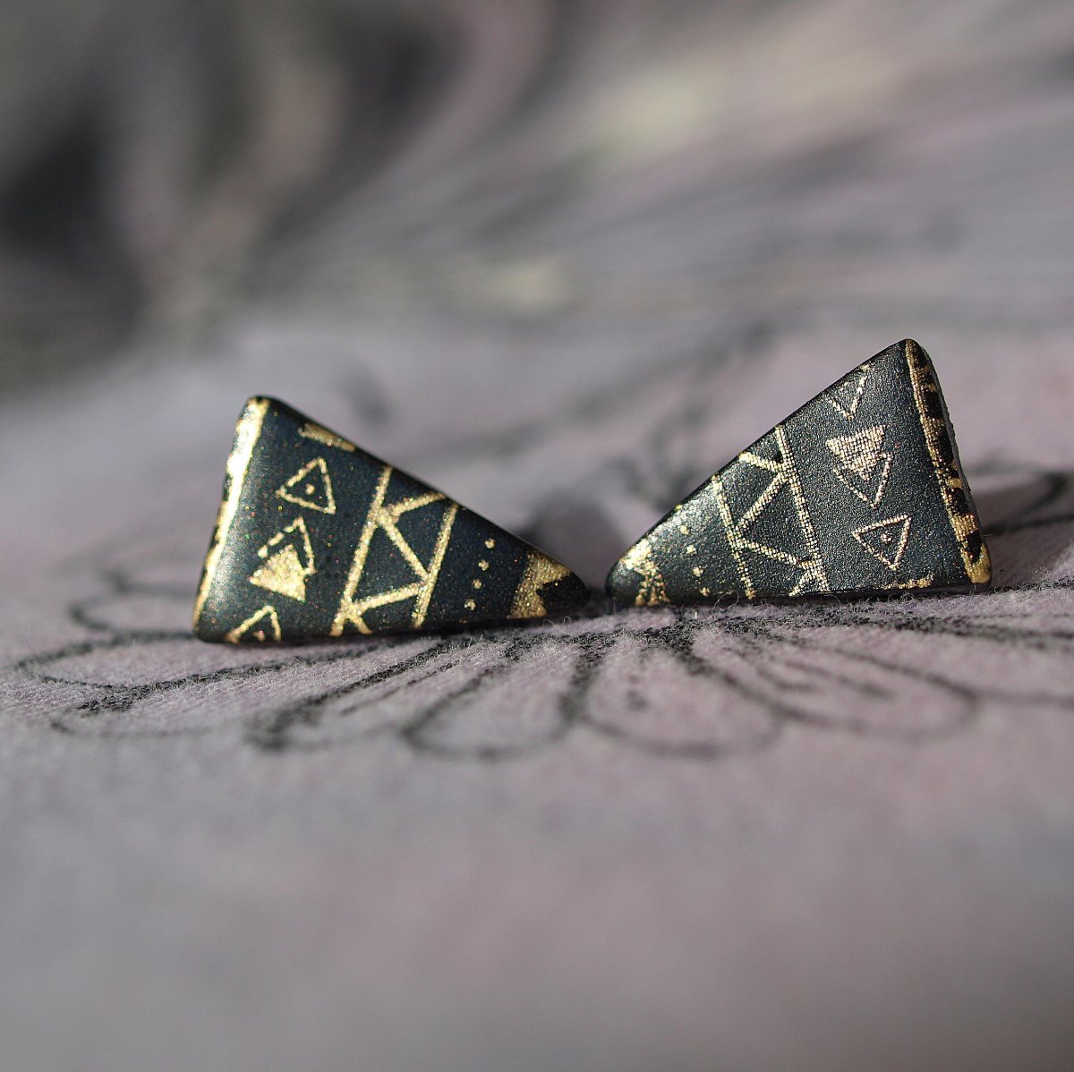 Puzetky - Černé se zlatem trojúhelníky