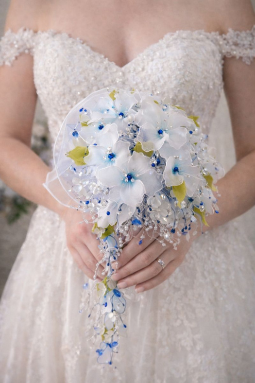 Svatební kytice s nylonovými květy a postříbřeným drátkem – lehká elegance na celý den