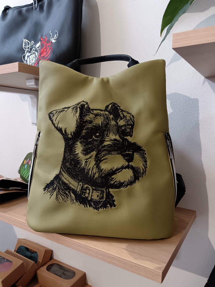 Vyšívaný batoh Safe - Knírač na zelené