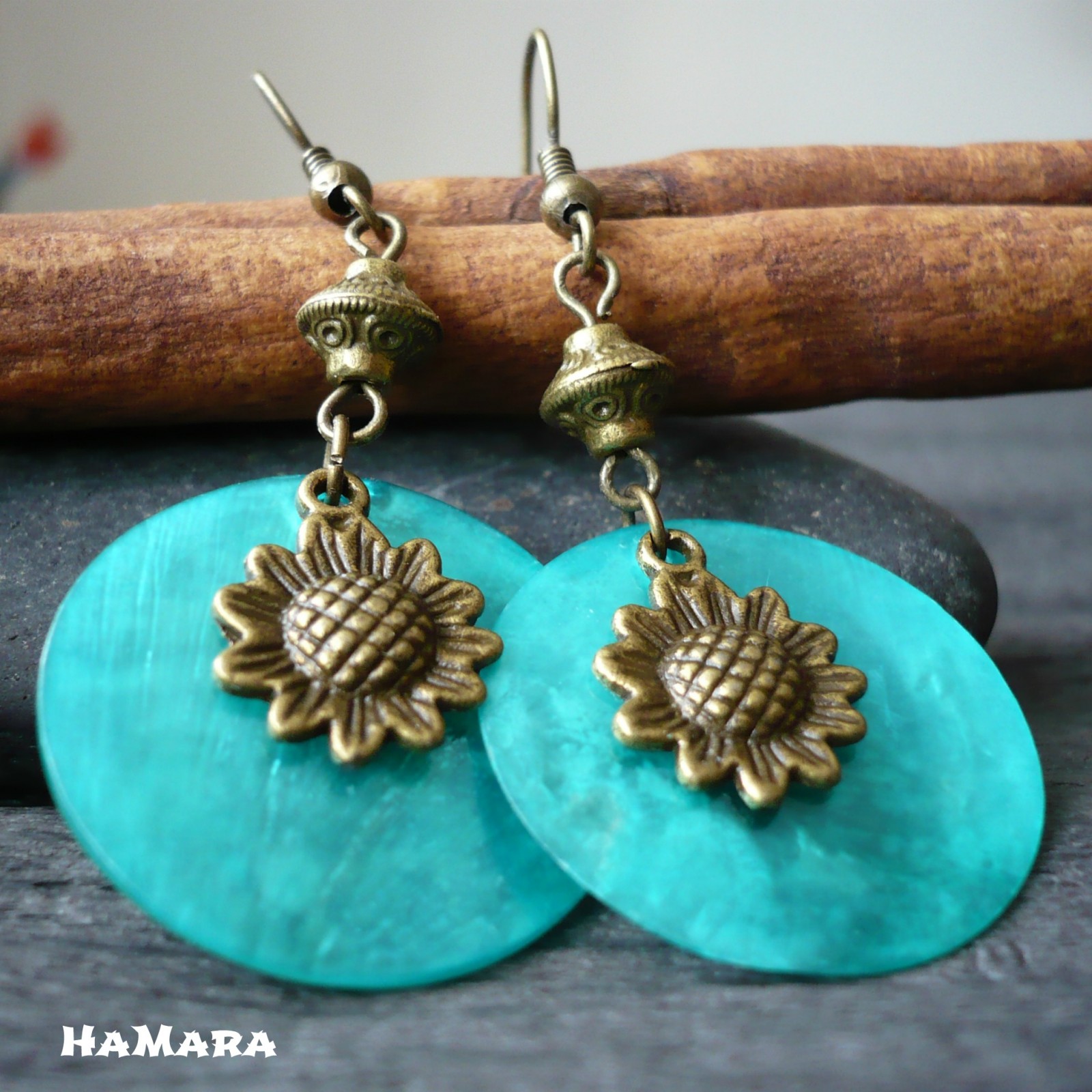 Slunečnice v tyrkysové perleti