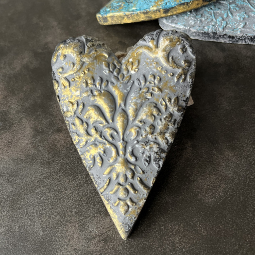 Šedé srdíčko se zlatým vzorem na zeď