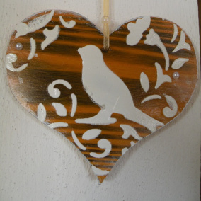 Dřevěné dekorační srdíčko krása dřeva-reliéf ptáček-oranžová