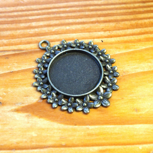 Přívěšek Kytičky s Lůžkem 25mm - 1ks - Platinový