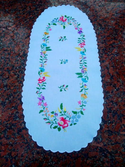 Ručne vyšívaná dečka oválna 86x38cm