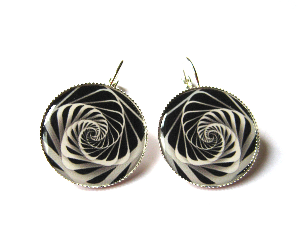 Vzájemně se líbá, barva černobílá.