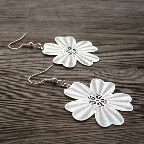 Stříbrné květiny - lehoučké náušnice