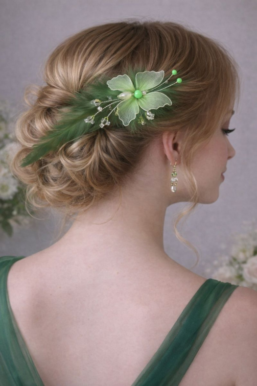 Zelená ozdoba do vlasů s motýlem a peřím – ruční výroba