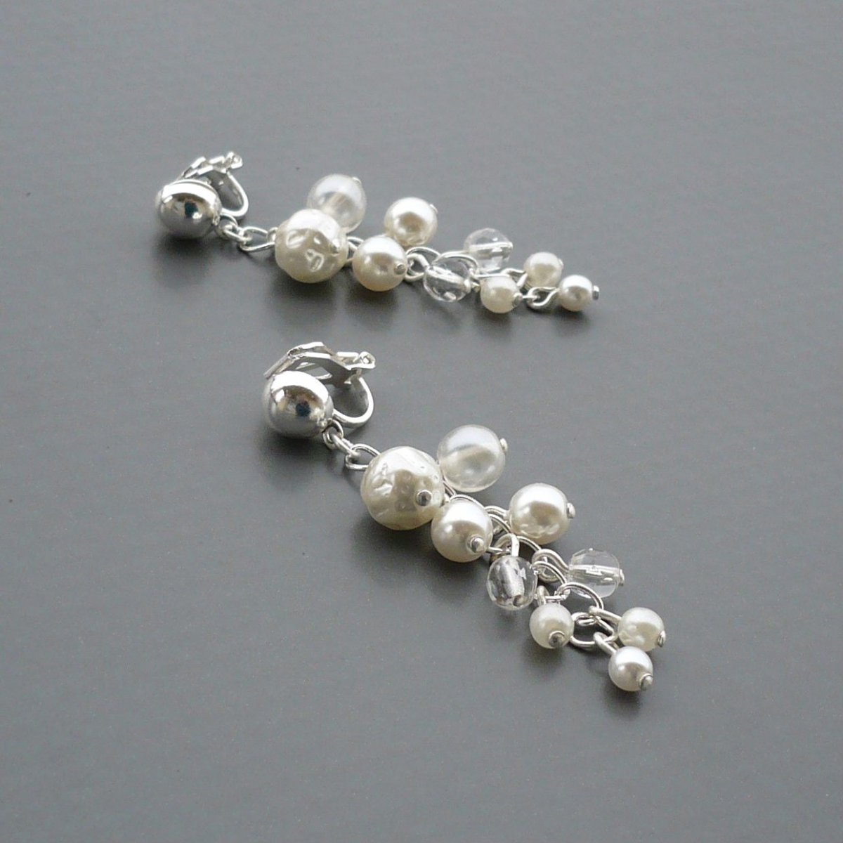 Bíločiré perličkové hrozínky - klipsové náušnice