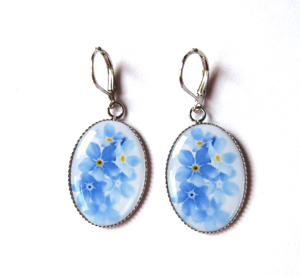 Krásná a něžná,ale i tajemná,to je pomněnka.