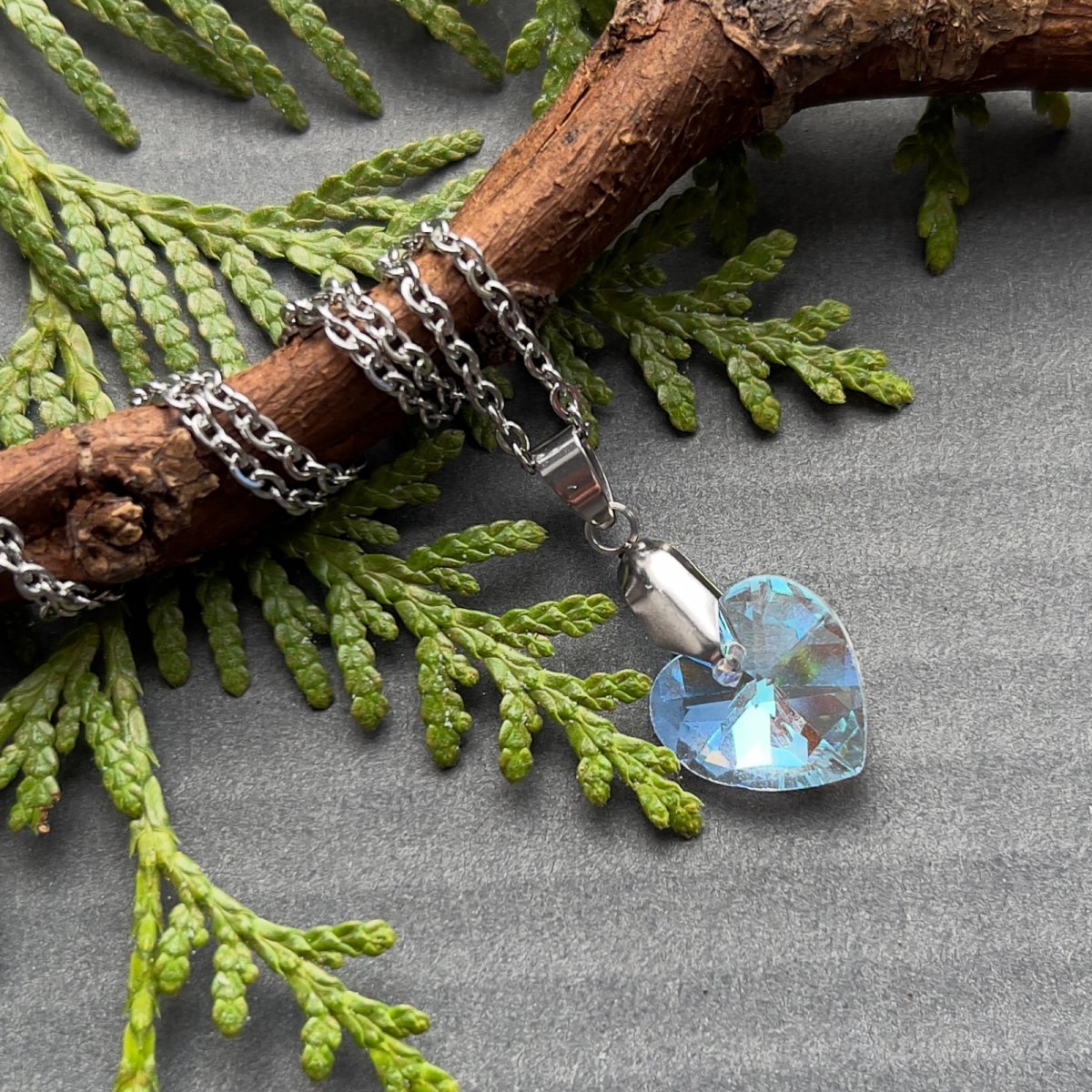 Řetízek se světle modrým srdíčkem - S.Steel